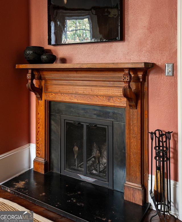 details with a glass covered fireplace