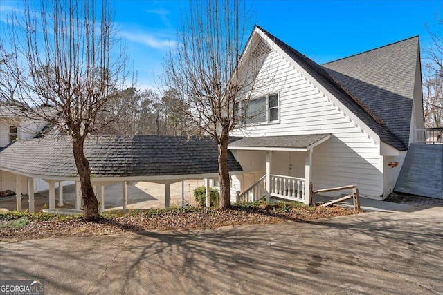 view of side of property featuring a shingled roof