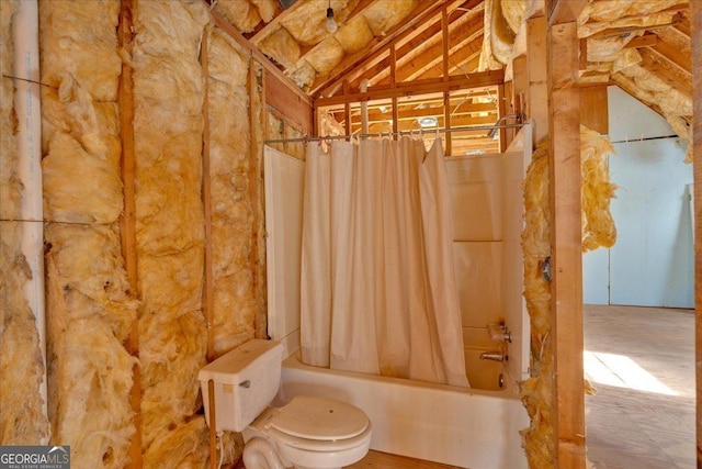 full bath with lofted ceiling, toilet, and shower / bath combo