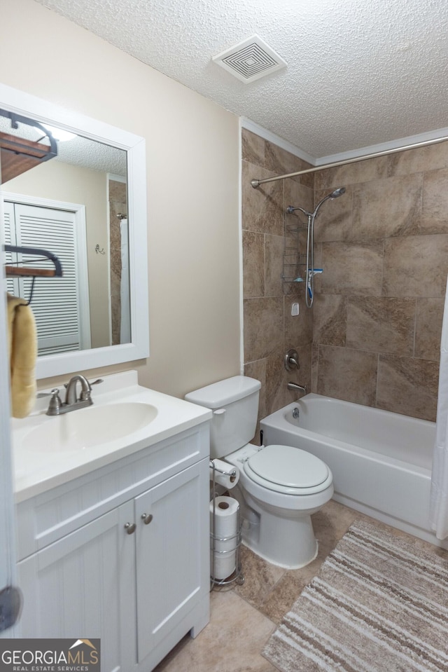 full bathroom with a textured ceiling, toilet, vanity, visible vents, and shower / bath combo