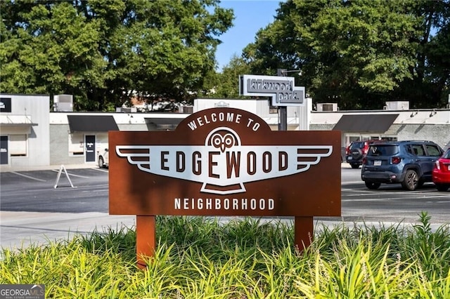 community sign with uncovered parking