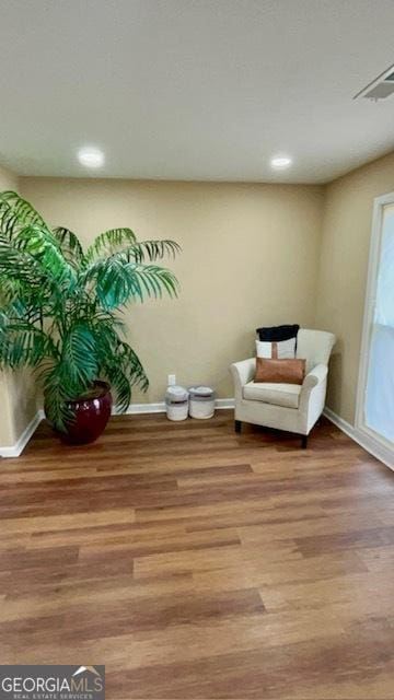 living area with recessed lighting, light wood-type flooring, baseboards, and visible vents