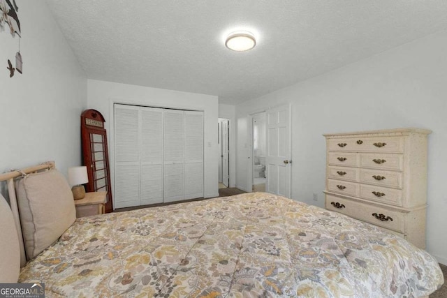 bedroom featuring a textured ceiling and a closet