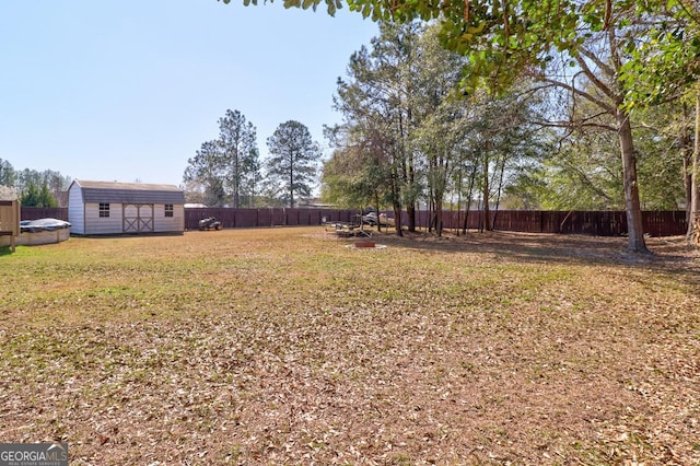 view of yard featuring a fenced backyard and an outbuilding