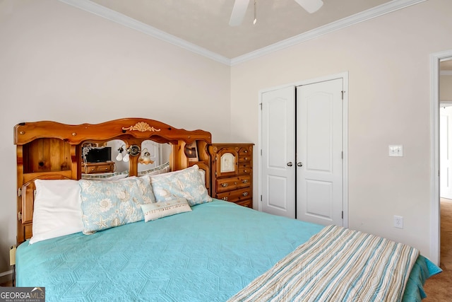 bedroom with ceiling fan, a closet, carpet, and crown molding