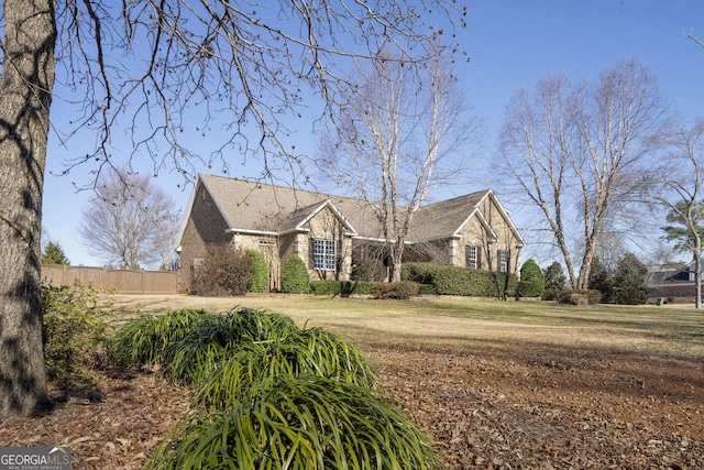 view of front of property featuring a front lawn and fence