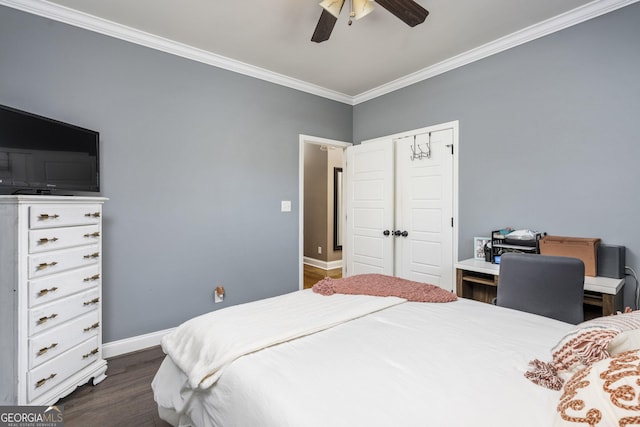 bedroom with dark wood-style flooring, crown molding, a closet, a ceiling fan, and baseboards