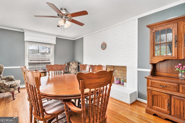dining room with ceiling fan, crown molding, light wood-type flooring, and baseboards