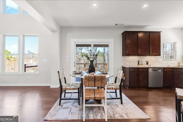 dining space featuring dark wood-type flooring, recessed lighting, visible vents, and baseboards