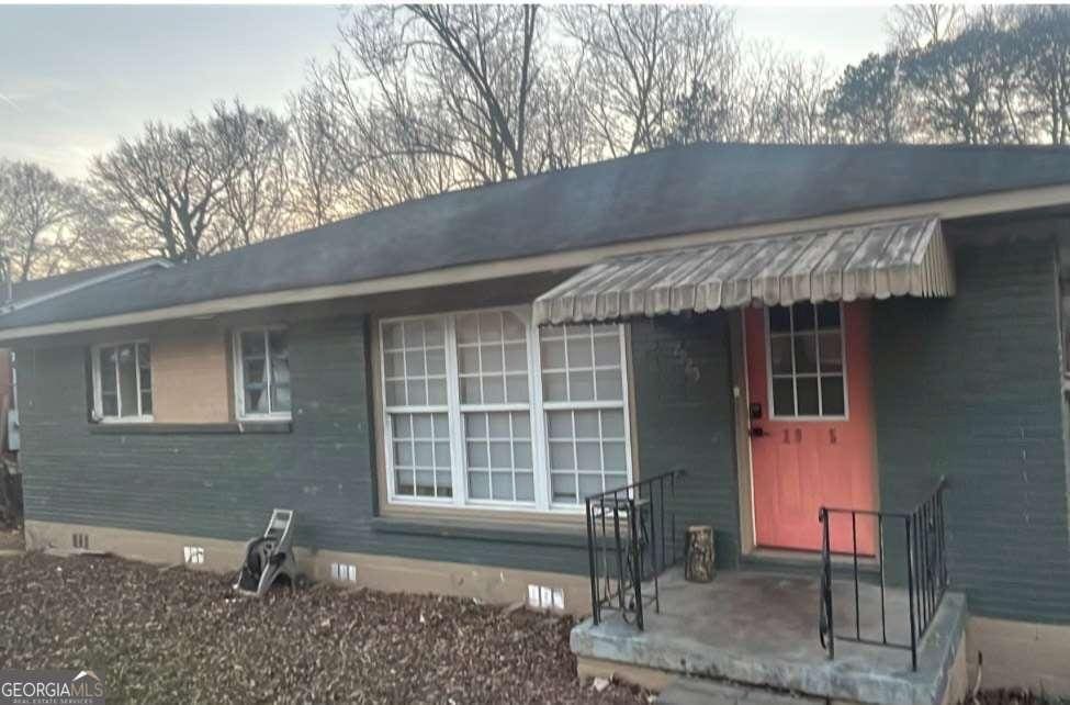 single story home featuring crawl space