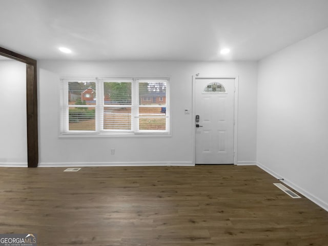 foyer with dark wood-style floors, recessed lighting, visible vents, and baseboards