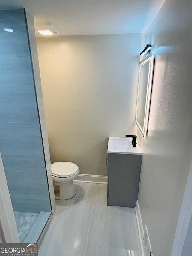 full bathroom featuring a shower, visible vents, toilet, vanity, and baseboards