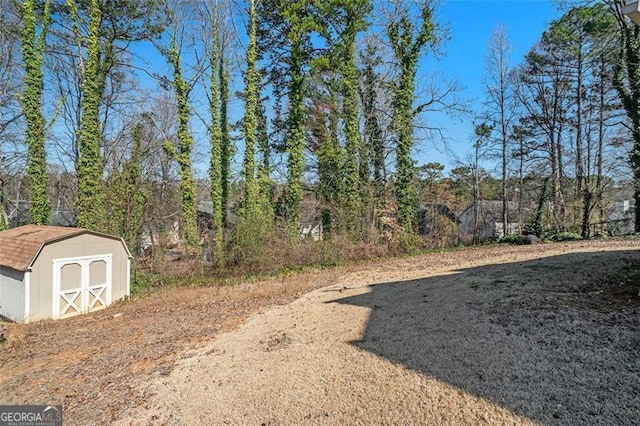 view of yard featuring a storage unit and an outdoor structure