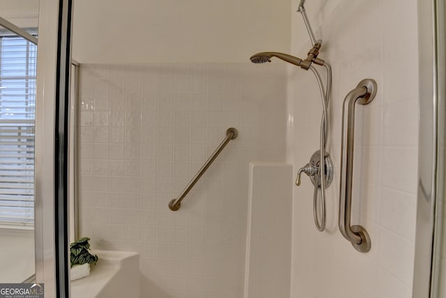 bathroom featuring tiled shower