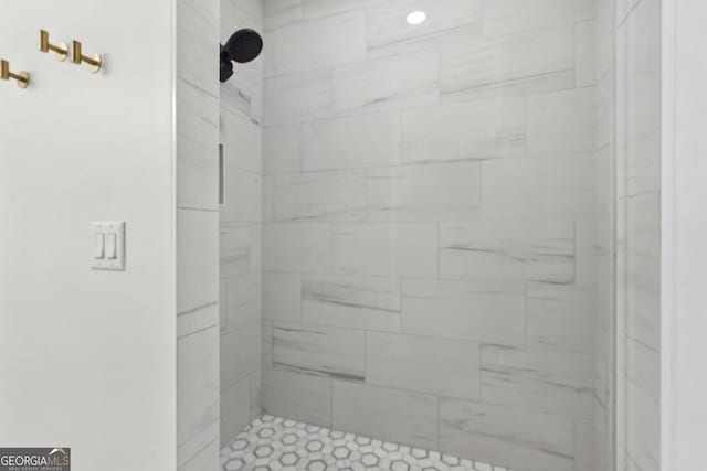 bathroom featuring tiled shower