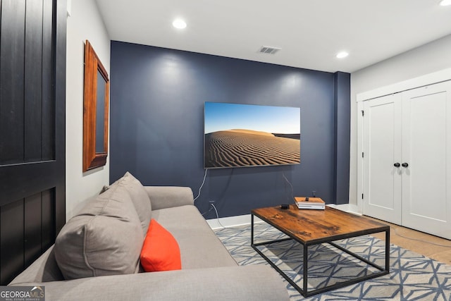 living room featuring visible vents, recessed lighting, and baseboards