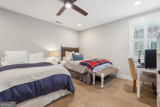 bedroom featuring visible vents, light wood-style flooring, recessed lighting, baseboards, and ceiling fan