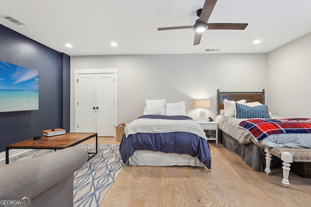 bedroom featuring light wood finished floors, visible vents, recessed lighting, and a ceiling fan