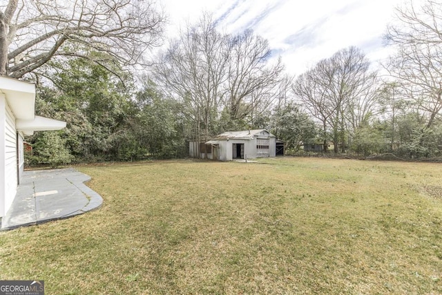 view of yard with an outbuilding