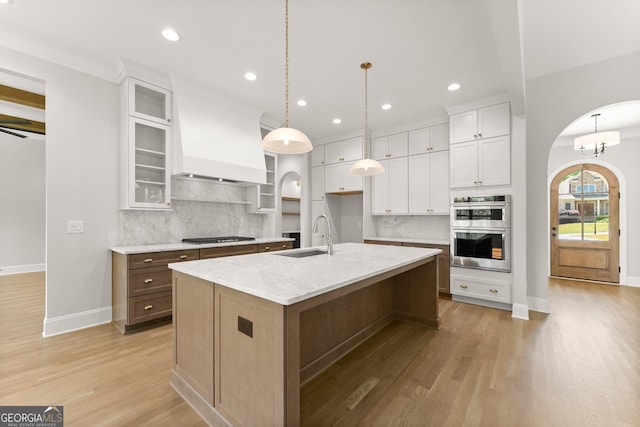 4860 Grandview Ct, Flowery Branch, GA 30542 - kitchen featuring a sink, arched walkways, stainless steel appliances, tasteful backsplash, and recessed lighting