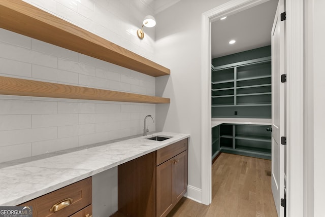 4860 Grandview Ct, Flowery Branch, GA 30542 - indoor wet bar featuring light wood-style floors, backsplash, and recessed lighting