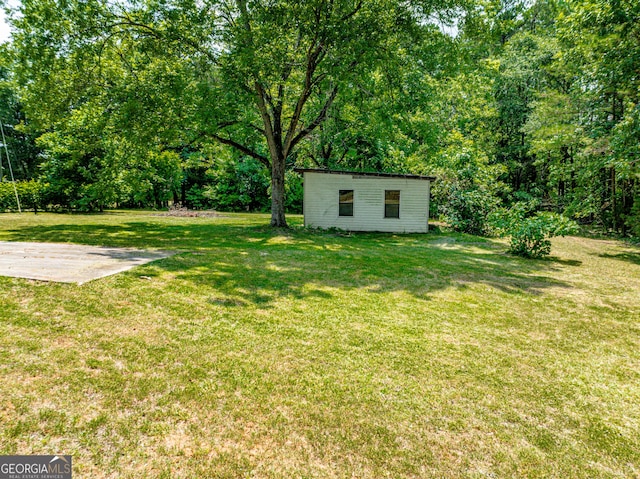 view of yard with an outdoor structure