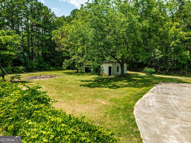 view of yard featuring an outbuilding