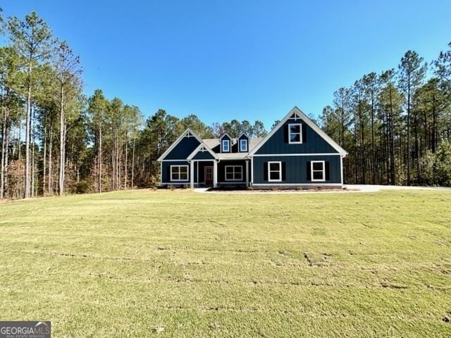 view of front of home featuring a front yard