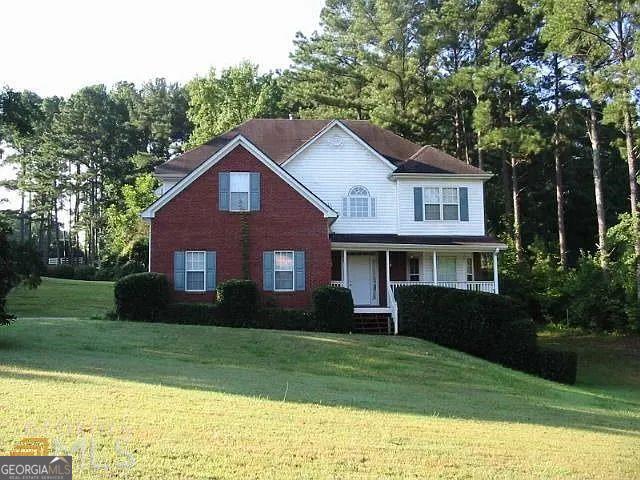 view of front facade featuring a front lawn and a porch