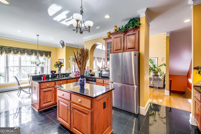 kitchen with crown molding, a notable chandelier, stainless steel appliances, a sink, and a peninsula