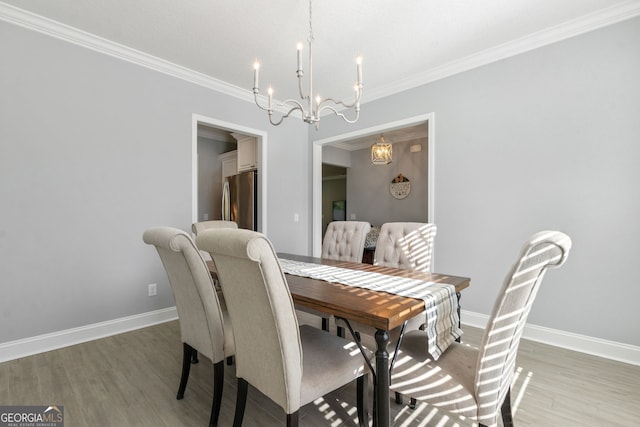 dining area featuring baseboards, crown molding, and light wood-style floors