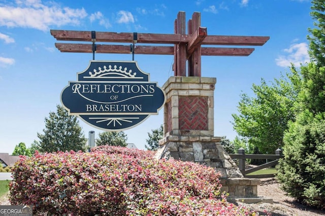 view of community / neighborhood sign