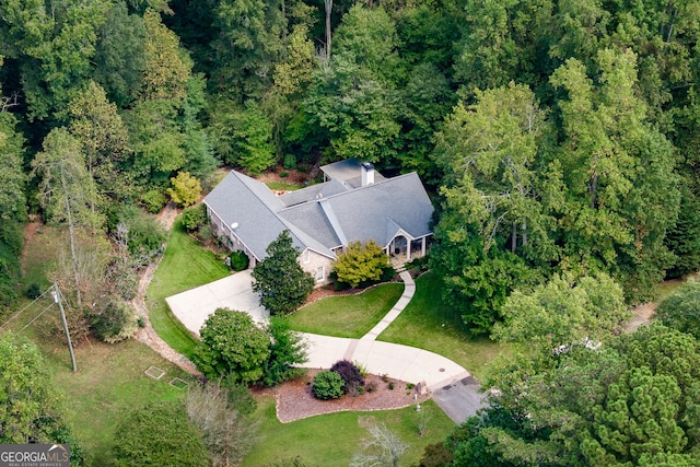 birds eye view of property featuring a forest view