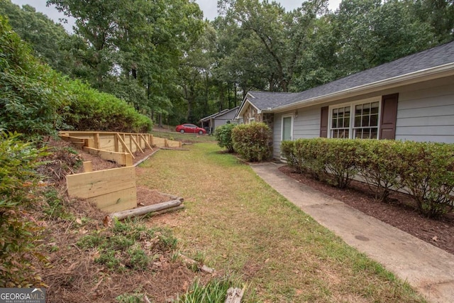 view of yard featuring a vegetable garden