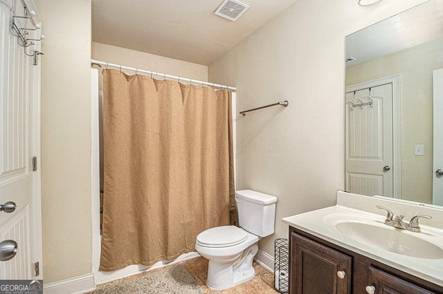 full bath featuring baseboards, visible vents, a shower with shower curtain, toilet, and vanity