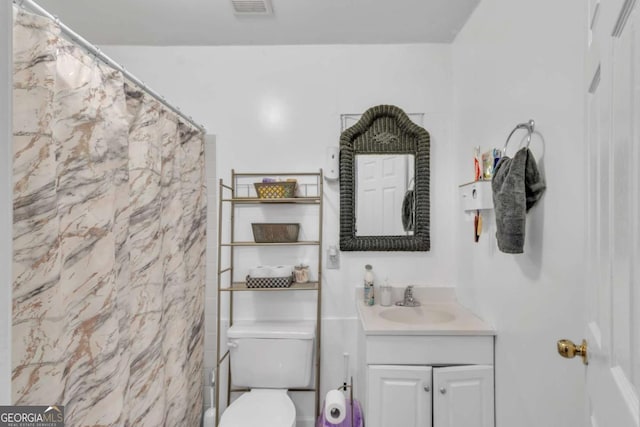 bathroom with toilet, vanity, visible vents, and a shower with curtain