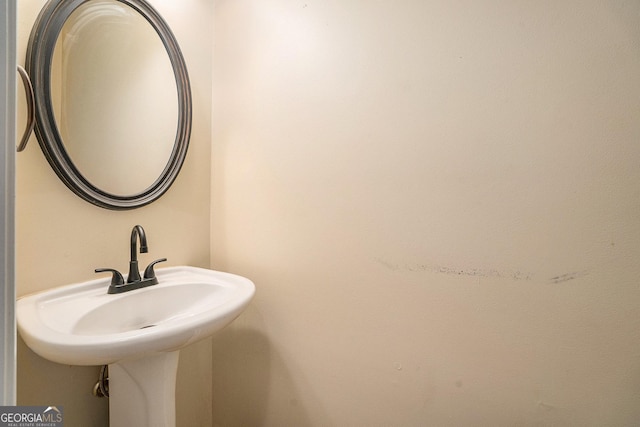 bathroom featuring a sink