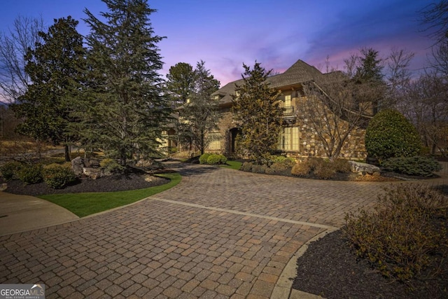 view of front of property featuring decorative driveway