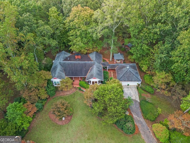 bird's eye view featuring a wooded view