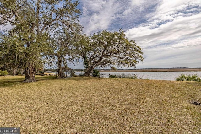 view of yard featuring a water view