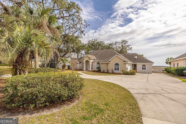 view of front of house featuring a front lawn and concrete driveway