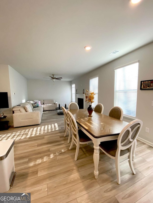 dining space featuring recessed lighting, visible vents, light wood-style flooring, ceiling fan, and baseboards