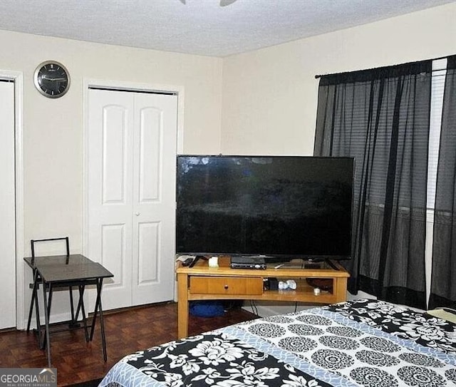 5472 Bishops Cir, Norcross, GA 30093 - bedroom featuring a textured ceiling