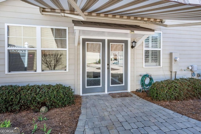 entrance to property featuring a patio