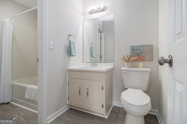 full bath with toilet, baseboards, shower / bath combo with shower curtain, and vanity