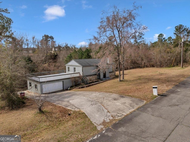 view of front of property with driveway and a front yard