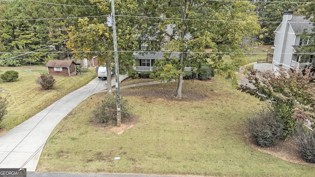 view of front facade featuring a front lawn