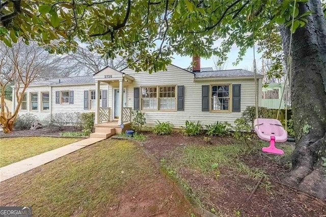 view of front facade with a front yard