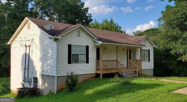 view of front of property featuring covered porch and a front lawn