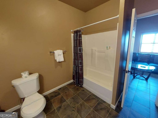 bathroom featuring baseboards, shower / bathtub combination with curtain, toilet, and tile patterned floors